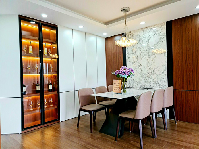 Tủ rượu cánh kính được thiết kế tinh tế với chất liệu sang trọng, tạo nên không gian nội thất đẳng cấp và đãi khách chu đáo. Nhấn vào hình ảnh để khám phá thêm hơn về tủ rượu này.